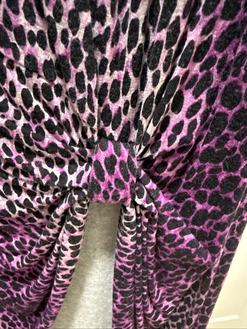 Woman Leopard Knot Top - Purple. Size small - Picture 7 of 8